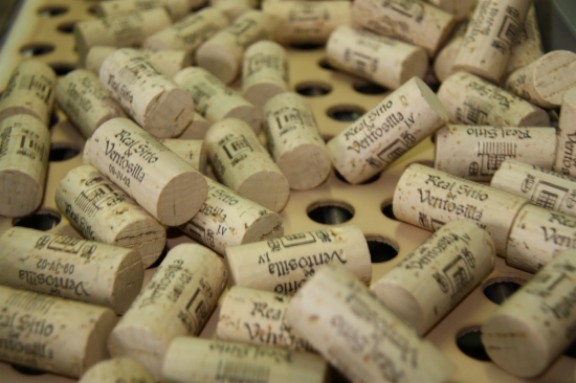 La indústria del tap de suro gironí aplega 82 empreses i produeix anualment 2.700 milions de taps, la meitat dels quals es destinen a l'exportació