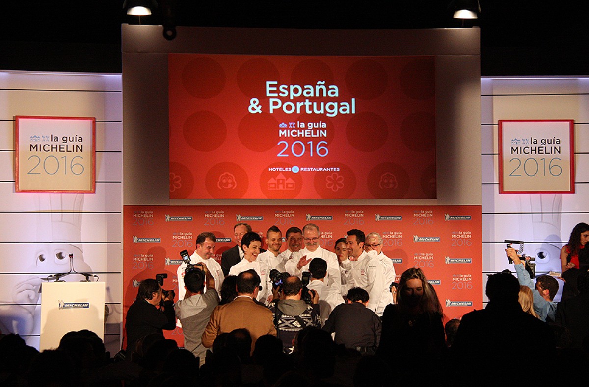 IEls xef dels vuit restaurants que a la Guia Michelin ostenten tres estrelles, a la gala celebrada a Santiago de Compostel·la