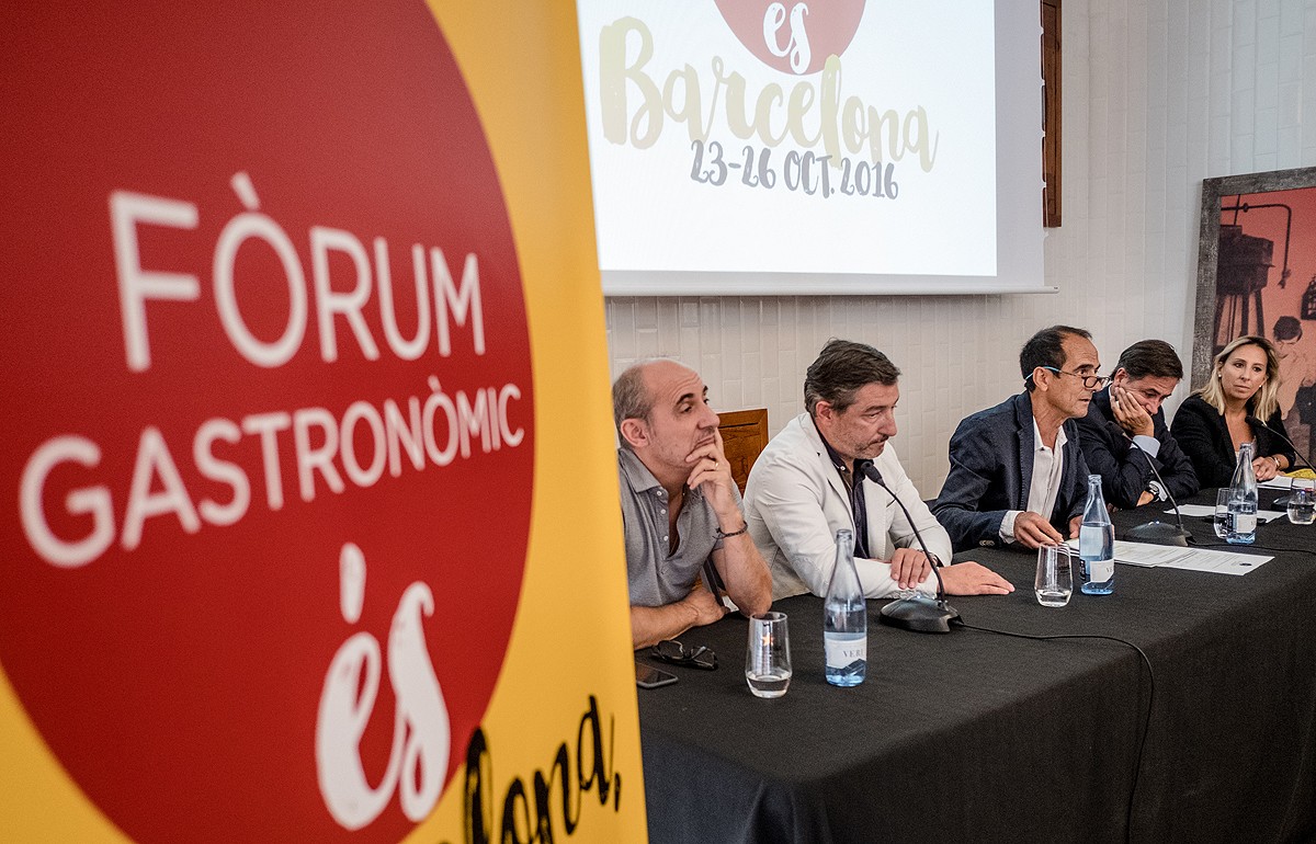 El director del Fòrum Gastronòmic, Pep Palau, al centre explicant la nova edició
