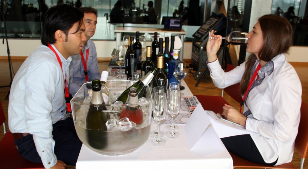 Una importadora russa tastant un dels vins