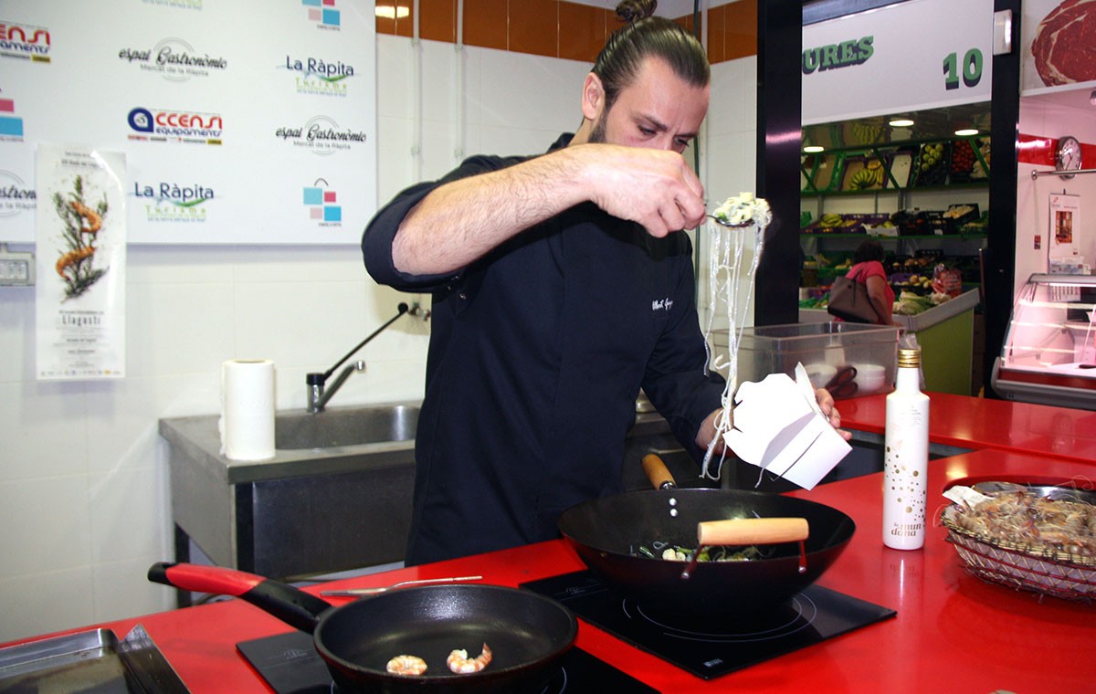 Els restauradors participants han fet demostracions a l'Espai Gastronòmic del mercat durant el matí.