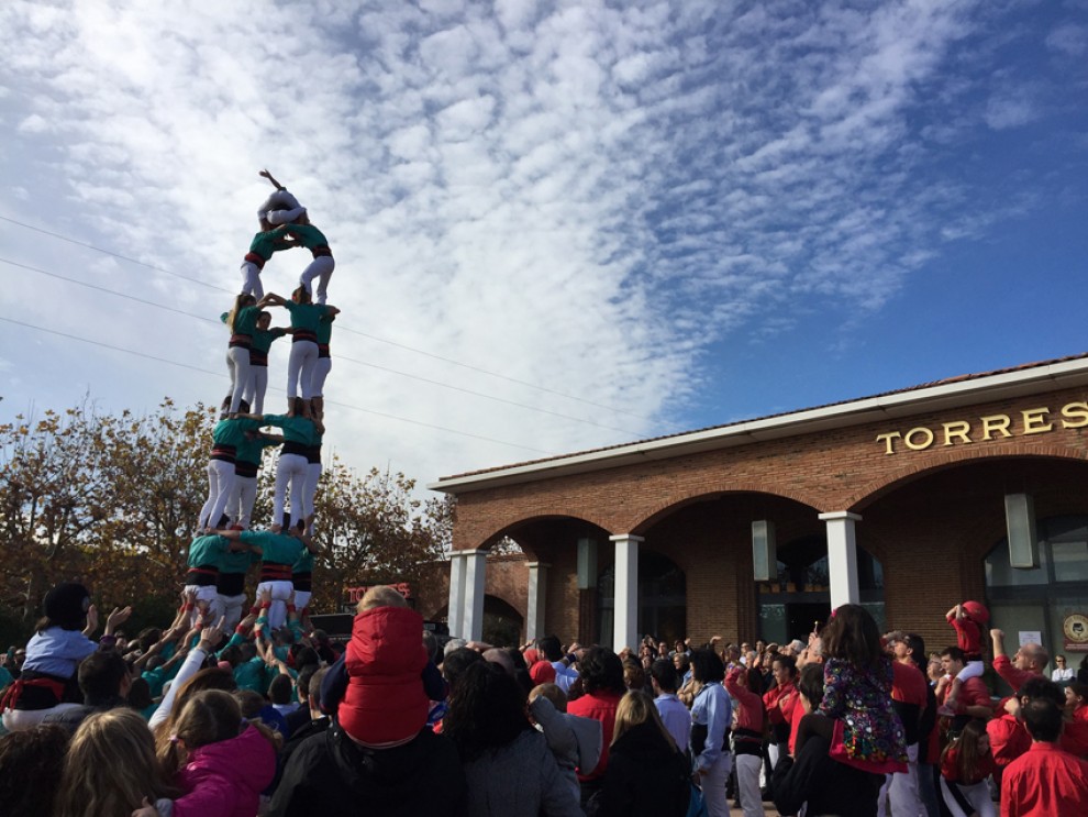 Imatge d'una actuació castellera al celler Torres, a Pacs del Penedès