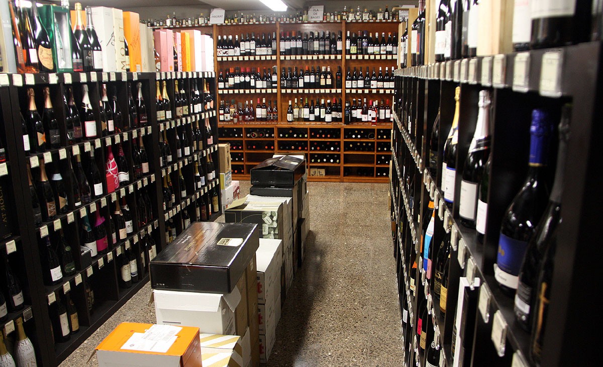 Interior de la botiga El Petit Celler de Manresa