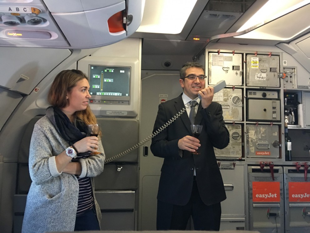 Ferran Centelles dirigint un tast a la companyia easyjet durant el vol Barcelona - Burdeus