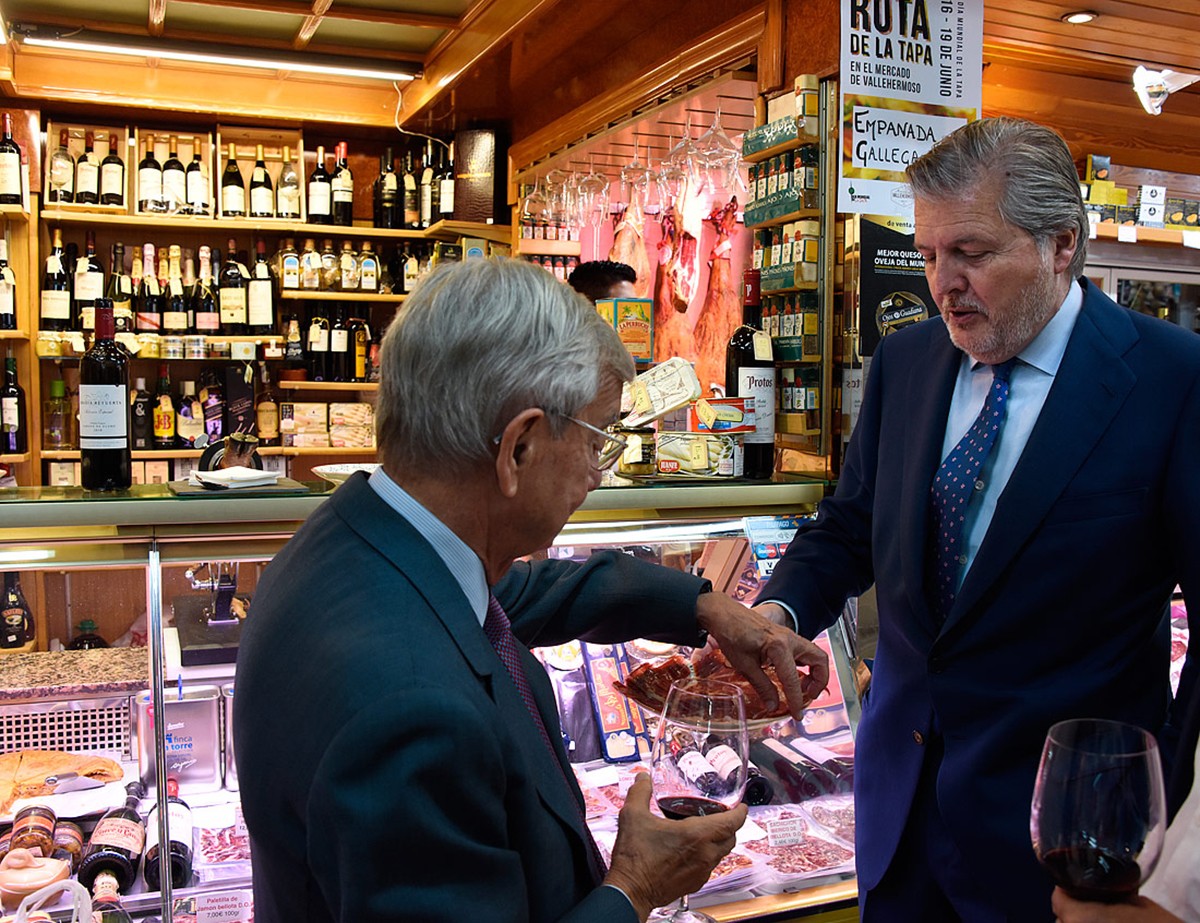 Méndez de Vigo, menjant unes tapes.