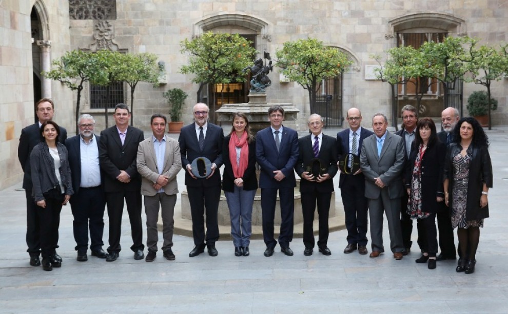 El president, Carles Puigdemont, i la consellera d’Agricultura, Meritxell Serret, amb els representants de les DOP i els guardonats