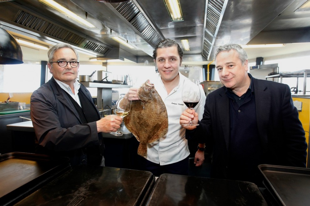 Siscu Martí i Quim Vila a la presentació del 10è Premi Vila Viniteca de Tast per Parelles amb el xef de Marea Alta, Enrique Valentí