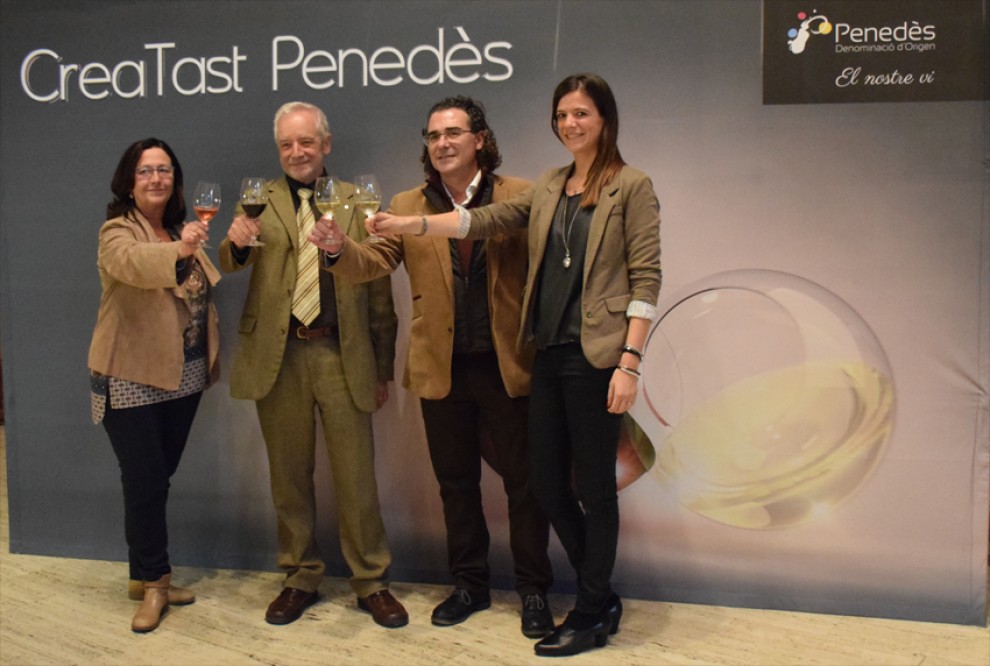 Representants de la DO Penedès brinden amb amb el Director General de l'INCAVI