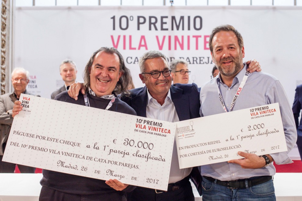 Luis Gutiérrez a l'esquerra, Siscu Martí i Ignacio Villalgordo amb el seu premi de 30.000 euros i un xec per valor de 2.000 euros en productes Riedel