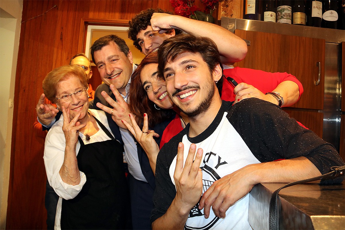 Josep Roca, la seva mare i altres membres de la família després de ser nomenats