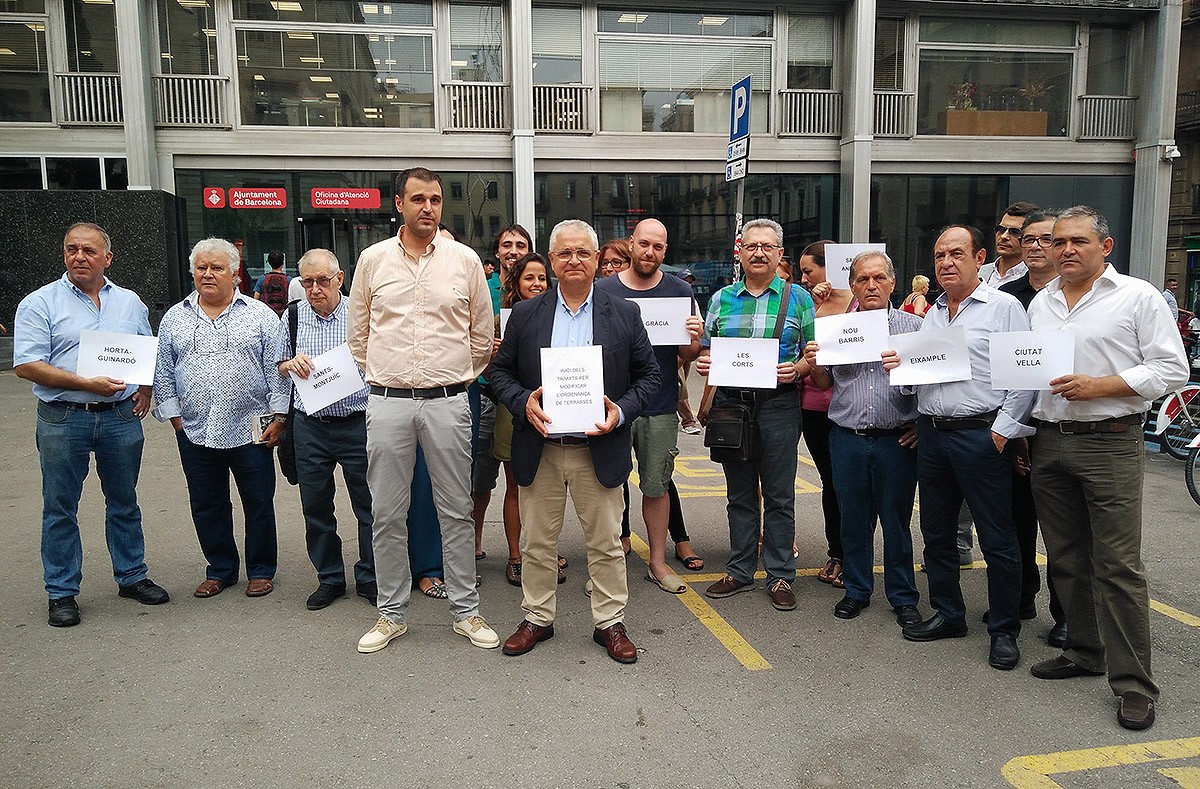 Els restauradors després de presentar la iniciativa sobre terrasses