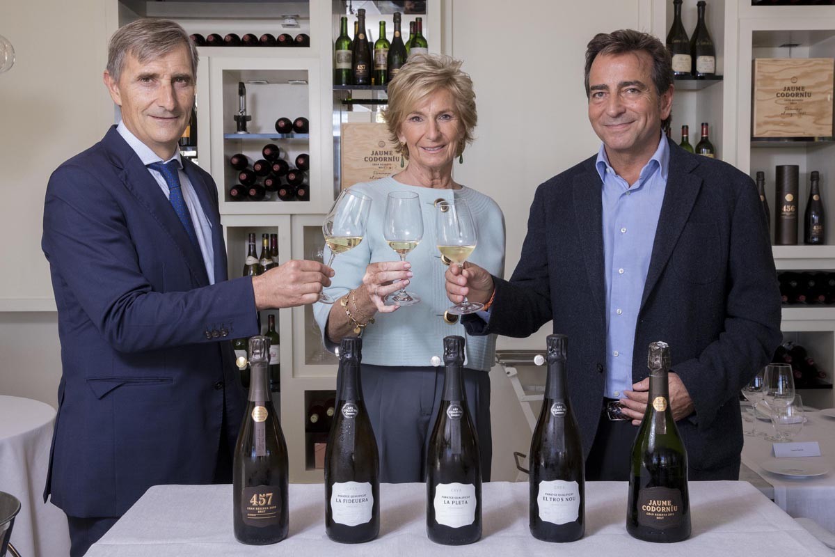 Javier Pagès i Mar Raventós, director general i presidenta del Grup Codorníu Raventós, i Bruno Colomer, enòleg de Codorníu