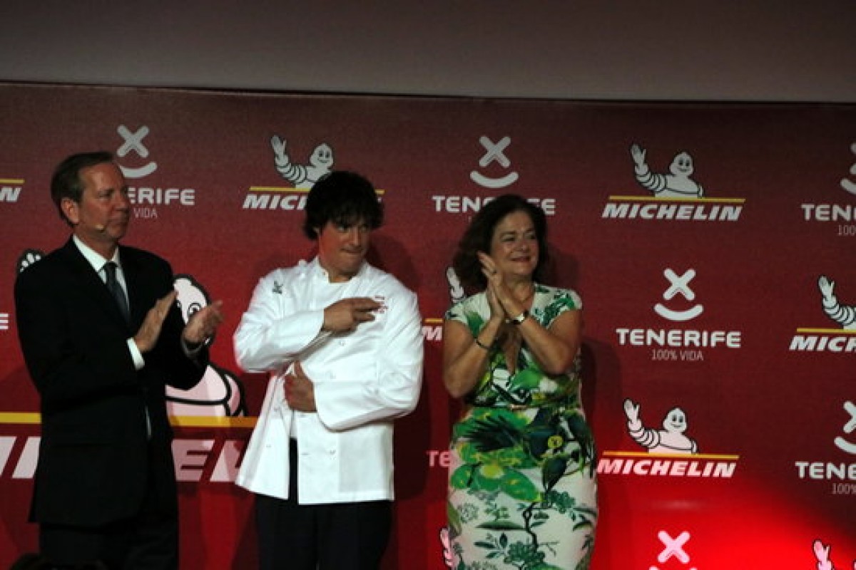 Jordi Cruz, posant-se la jaqueta que l'acredita com un cuiner de tres estrelles Michelin