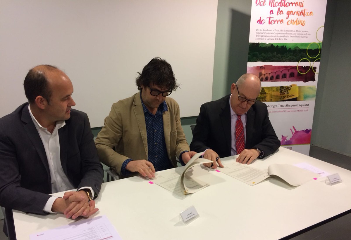 Carles Luz, president del Consell Comarcal de la Terra Alta, Joan Arrufí, president del Consell Regulador de la Denominació d’Origen Terra Alta i Joan Aregio, secretari d’Empresa i Competitivitat