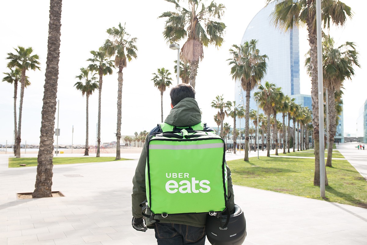 Un repartidor d'Uber Eats a Barcelona