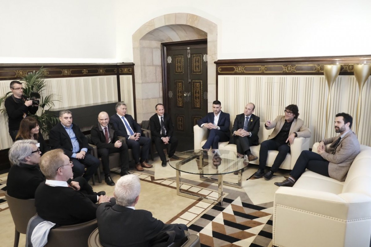 El president del Parlament de Catalunya, Roger Torrent, rep la comitiva del Concurs de Garnatxes del Món 2018