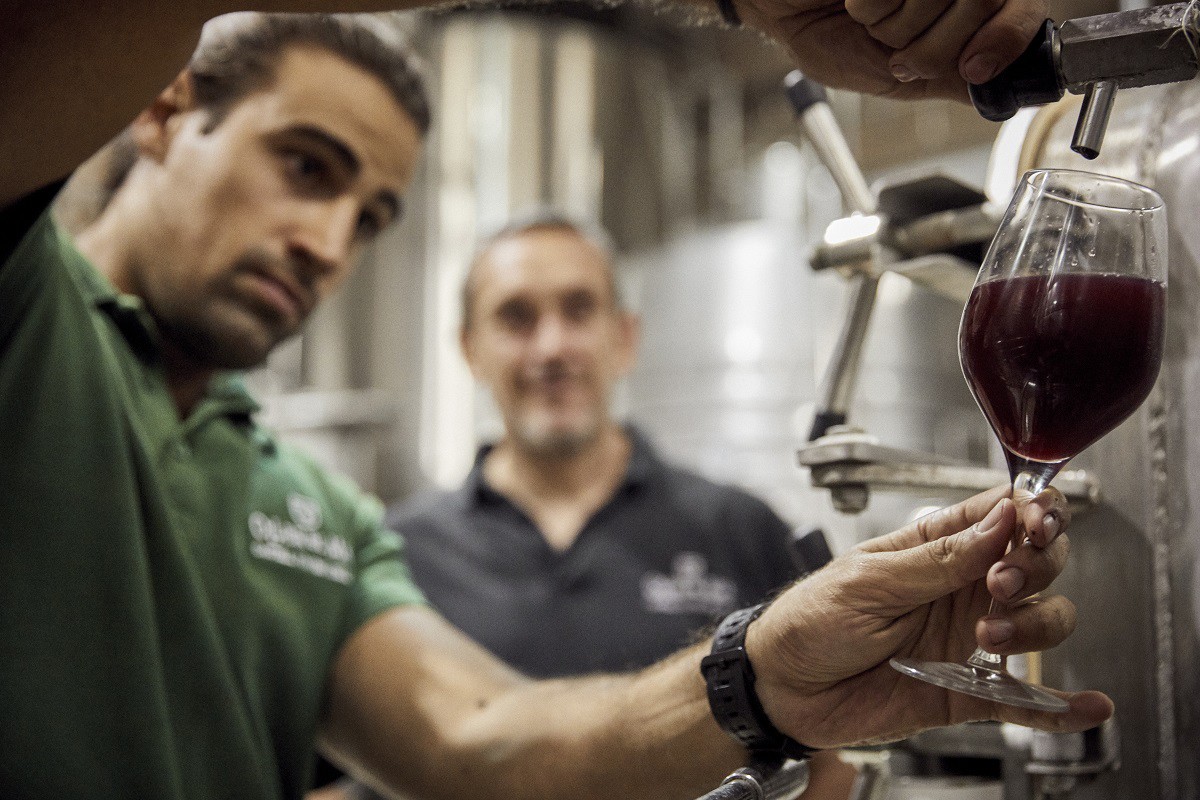 Carles Muray, enòleg, amb el propietari Frank Margenat al fons