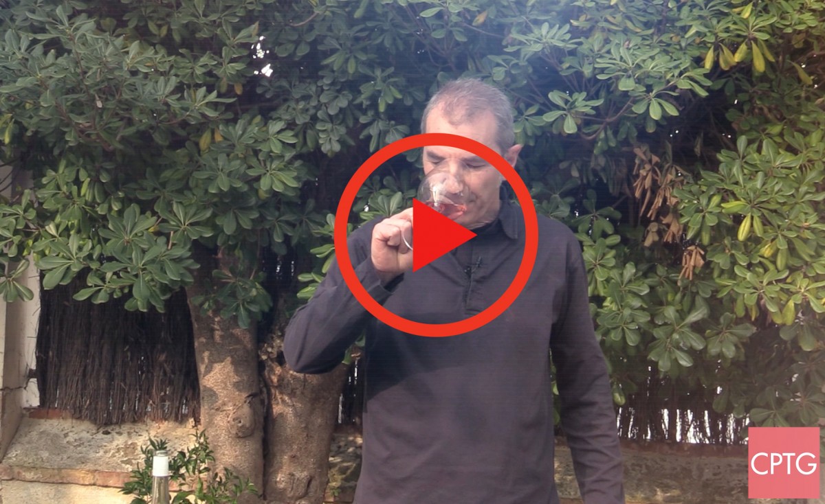 Joan Nebot proposant un vi a la nova secció de Cupatges Els Vins de la Setmana