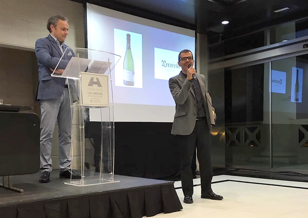 Ton Mata, tercera generació de la família Recaredo, recollint el premi