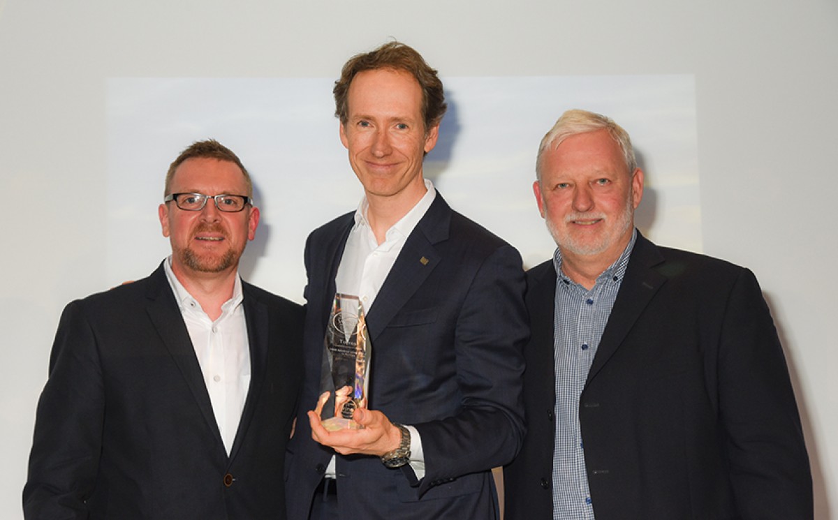 D'esquerra a dreta, Rob Cullen, director comercial de Drinks International; Miquel Torres Maczassek, director general de Família Torres; i Christian Davis, editor de Drinks International.