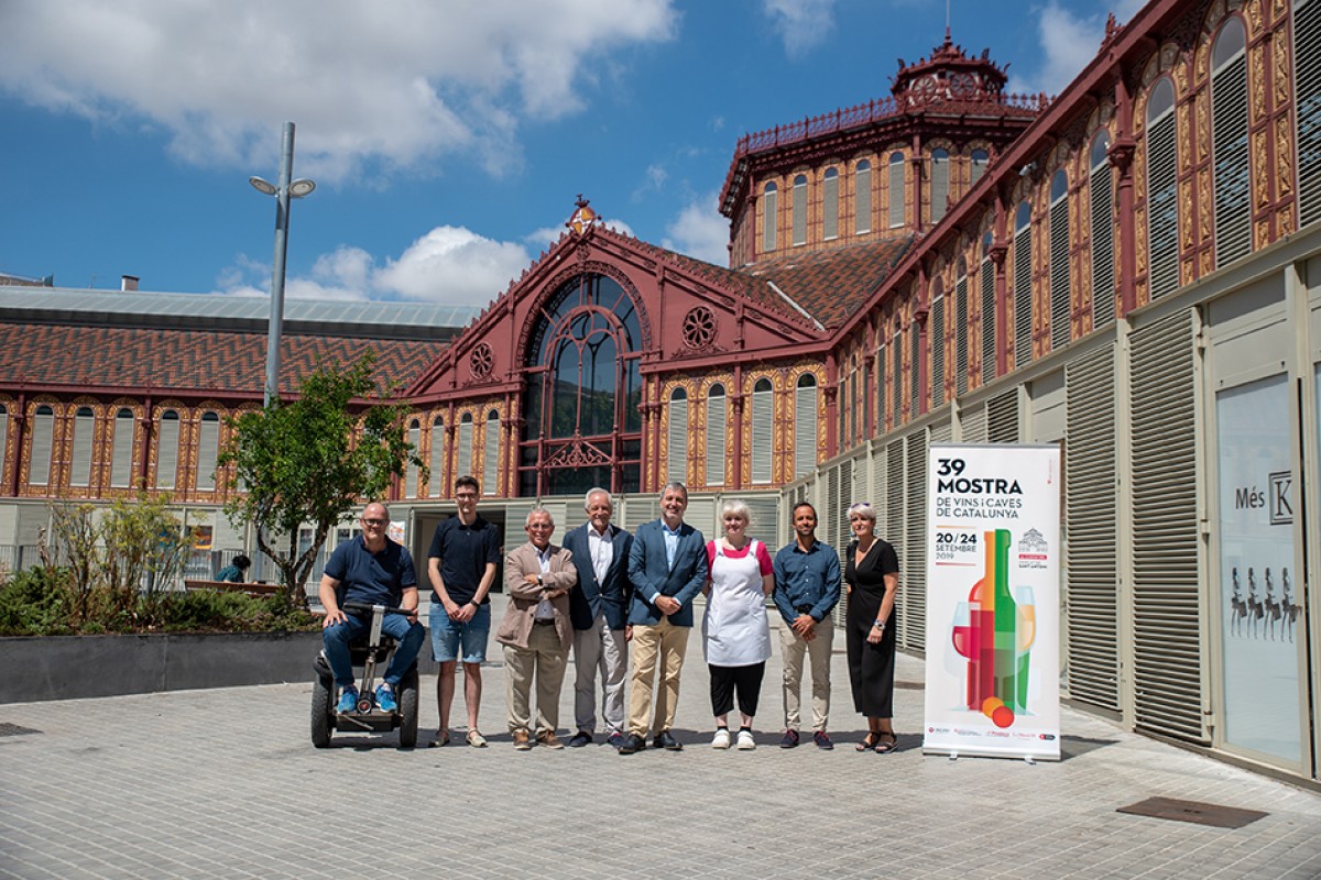 El tinent d’alcaldia de Barcelona, Jaume Collboni, acompanyat pel director general de l’INCAVI, Salvador Puig, han visitat les diferents ubicacions de la 39a Mostra amb representants del mercat i d’entitats del barri.
