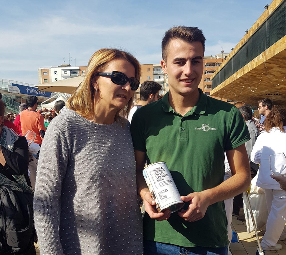 Mariona Rendé i Arnau Roig, el seu fill de 21 anys, a l'11a Festa del Vi de Lleida.