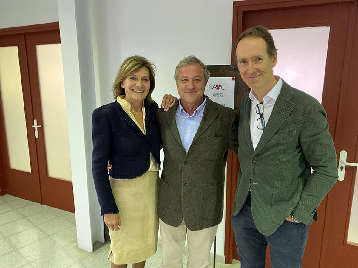 Maria Rosa Giró, presidenta de les caves Giró Ribot, el president sortint d'Uvipe, Joan Huguet, i el nou president, Miquel Torres