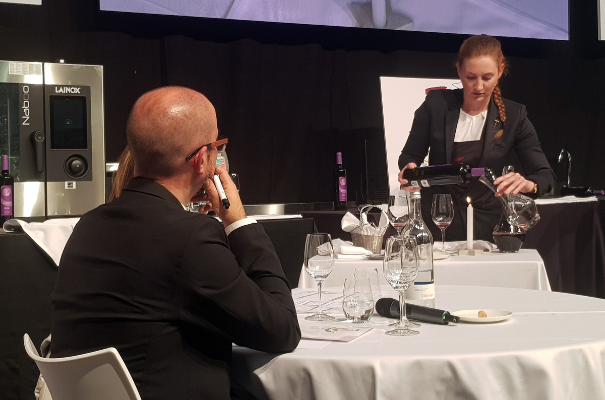 La decantació amb l'espelma que executa Audrey Doré