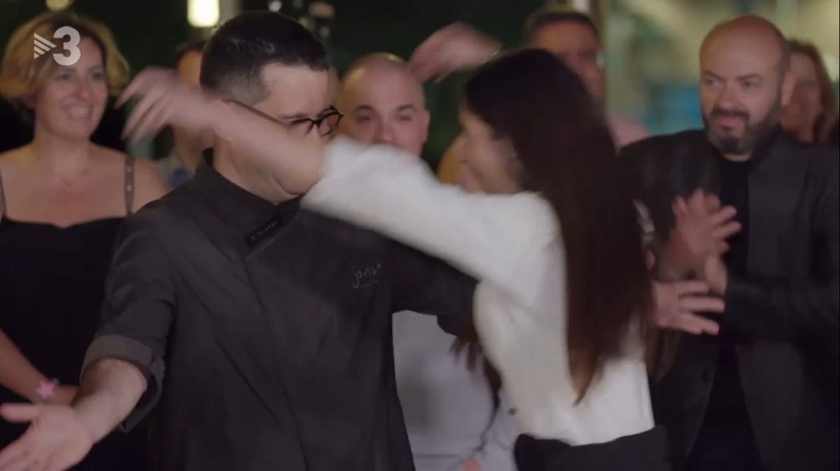 Xènia Llobet i Marc Morral, de la Joviat, s'abracen després de saber-se guanyadors