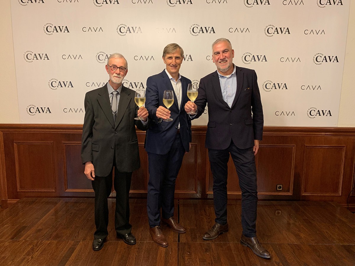 D’esquerra a dreta, el president de PimeCava, Pere Guilera, el president de la DO Cava, Javier Pagés, i el president del Institut del Cava, Damià Deàs.