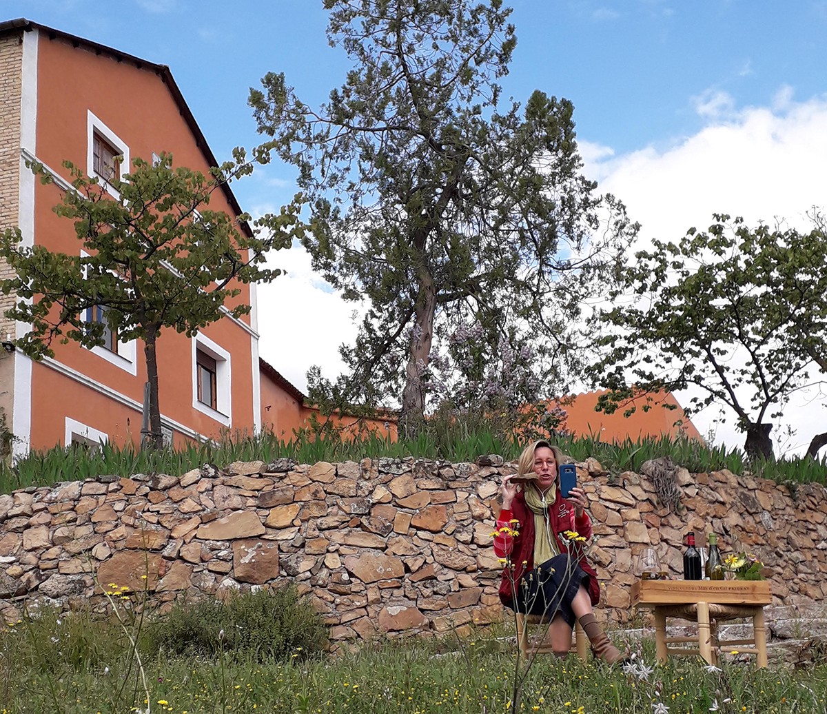 Marta Rovira, del celler prioratí Mas d'en Gil, ensenya la llicorella al món a través de l'aplicació zoom.