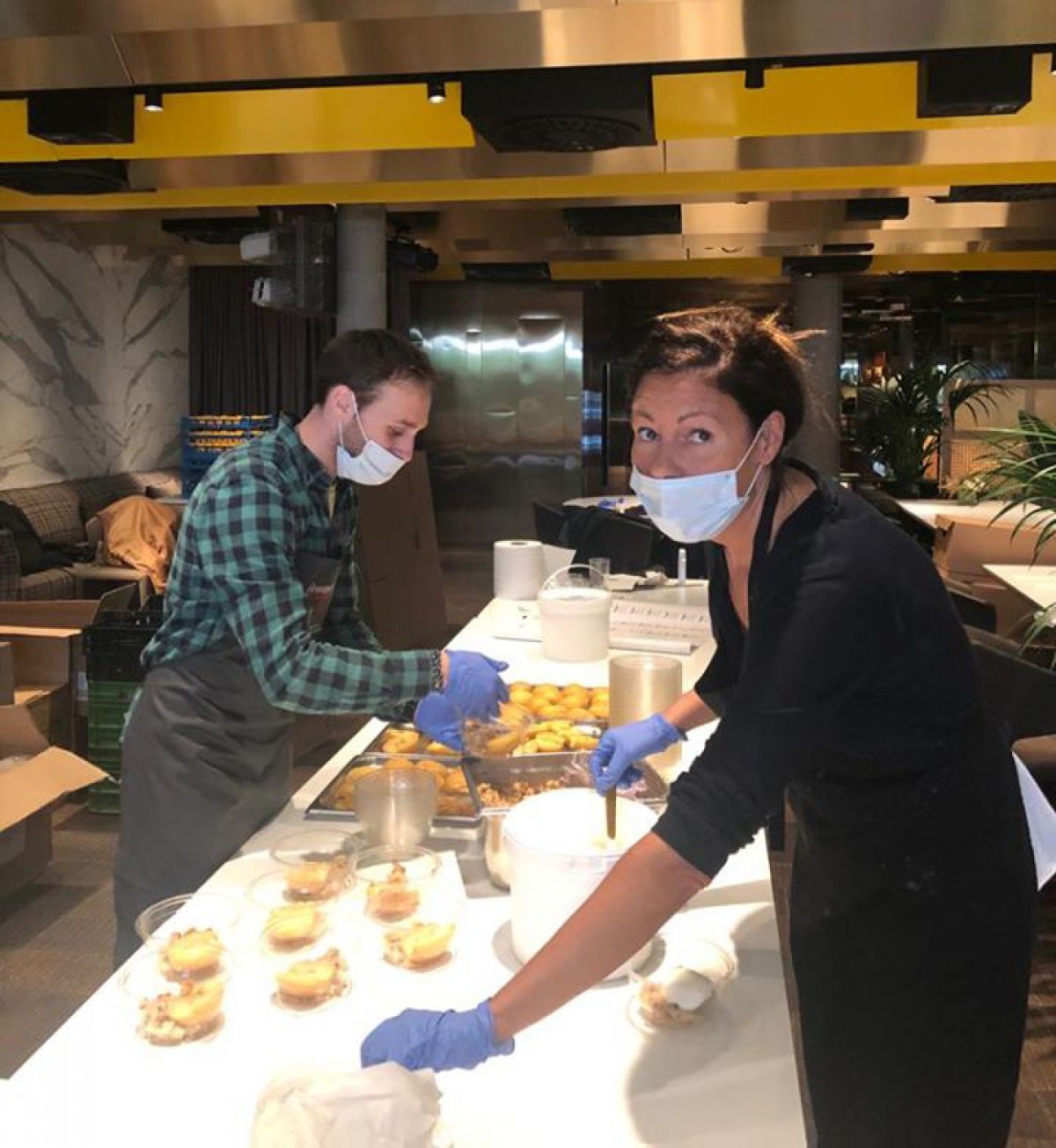 A Monvínic preparen 150 àpats cada dia per a l'Hospital de Campanya de la parròquia de Santa Anna de Barcelona