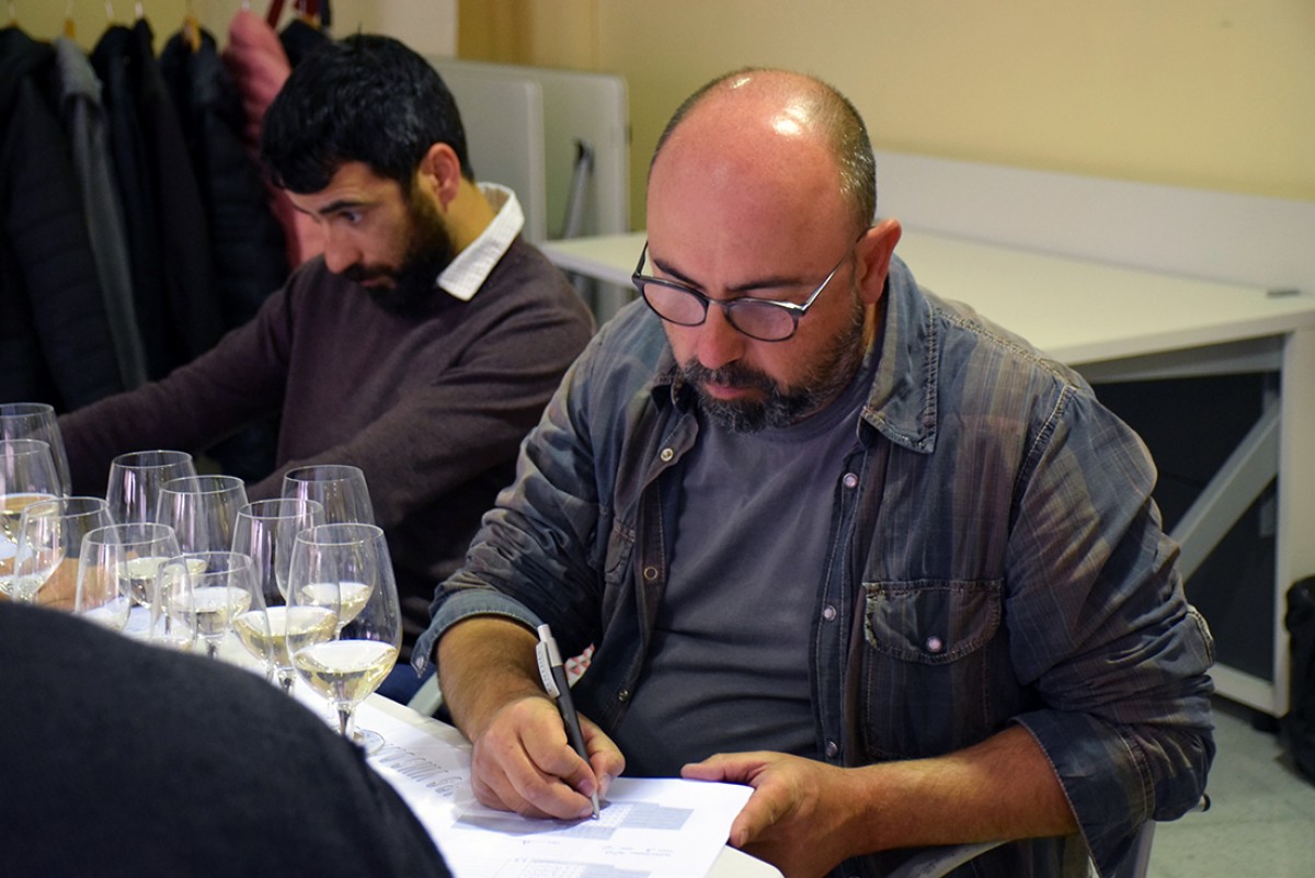 Carles Xuriguera tastant en un Concurs Tastavins DO Penedès