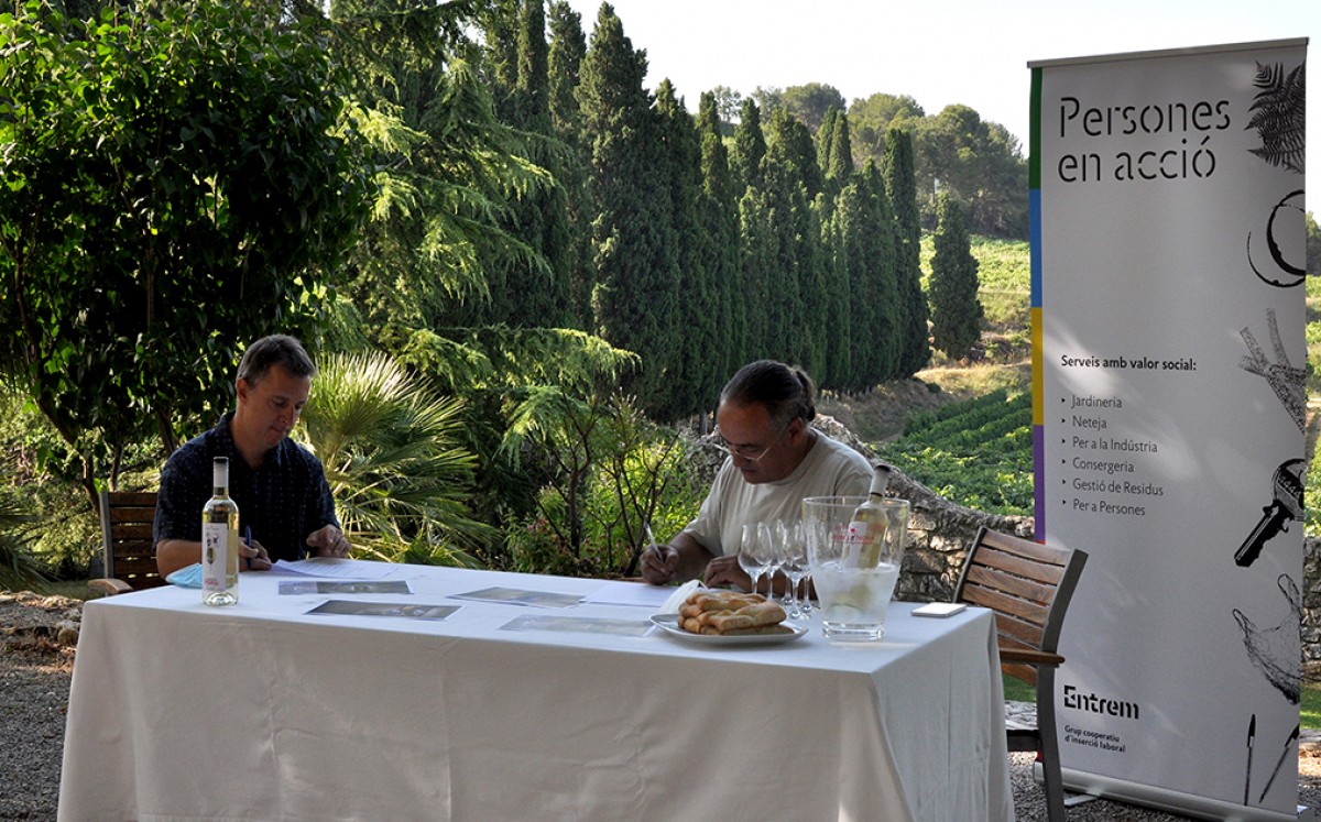 Moment de la signatura del conveni entre Albet i Noya i Entrem