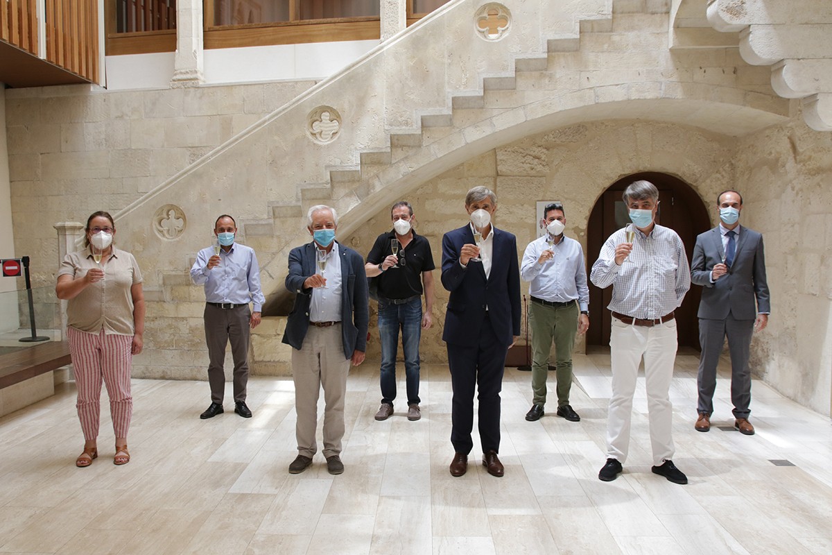 Javier Pagés president de la DO Cava, amb els vocals del consell regulador, el secretari general, el director tècnic de la DO i el director general de l'INCAVI