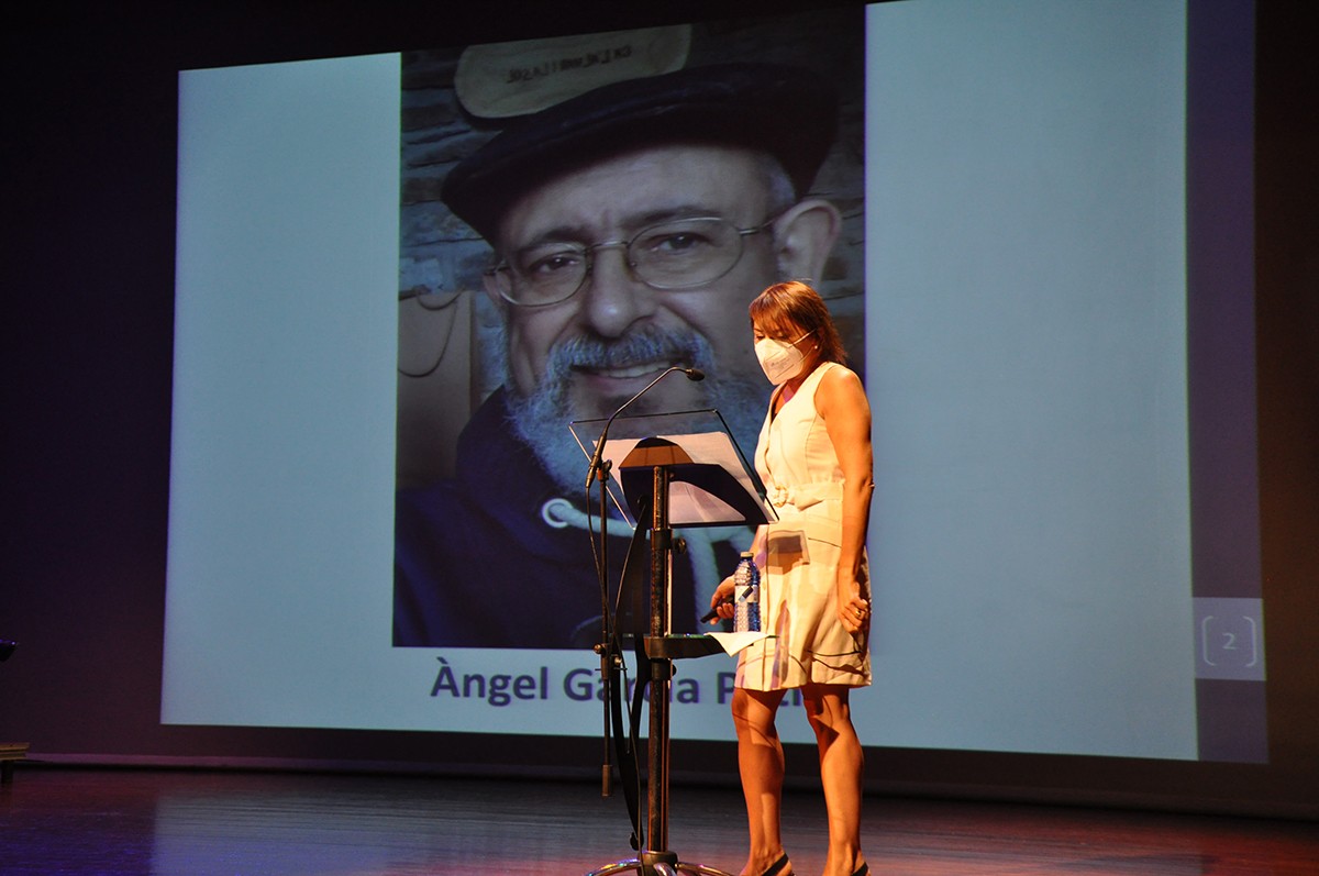 Sol Roig, amb la imatge de l'Àngel Garcia Petit al fons