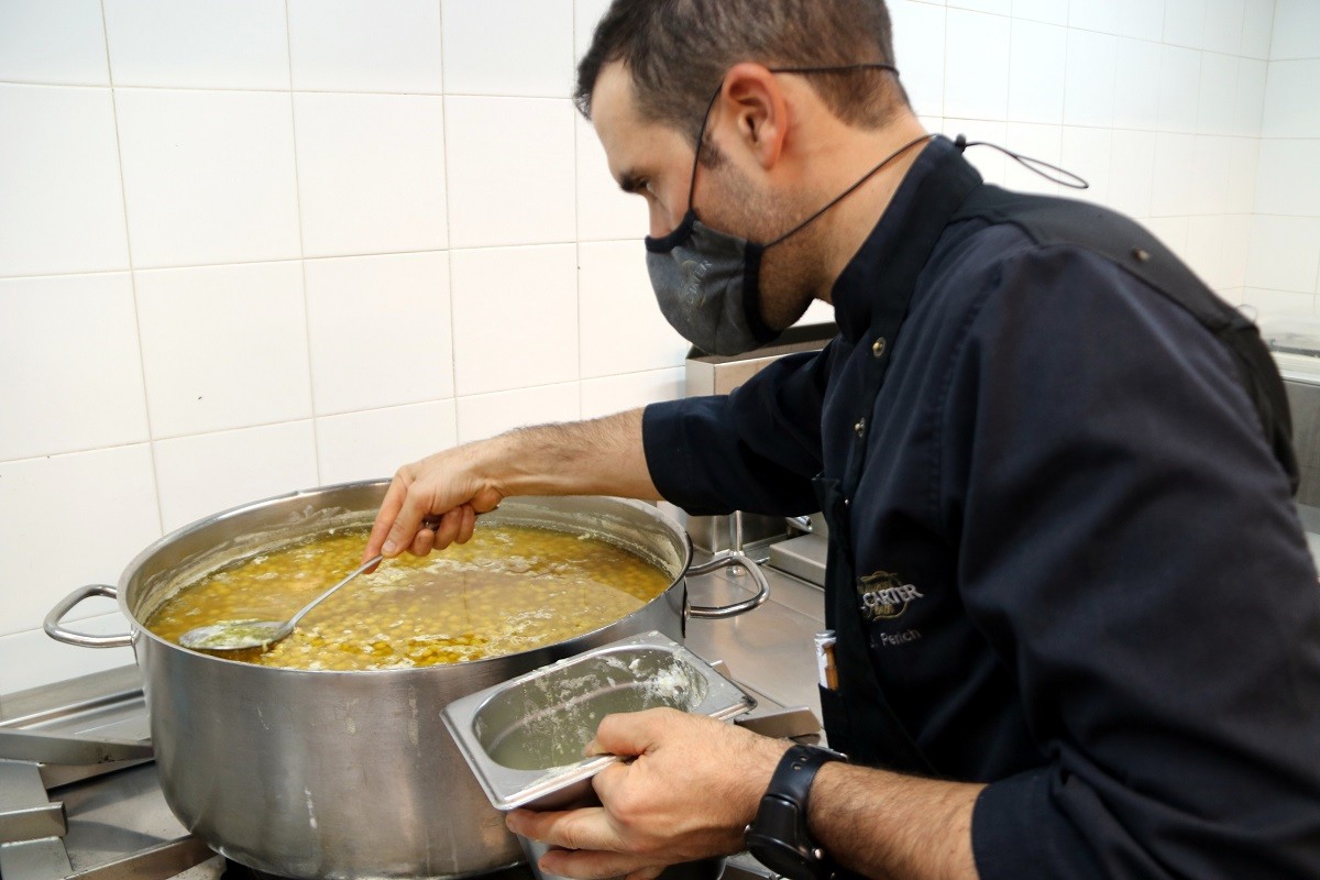 El cap de cuina de Cal Carter de Mura prepara els cigrons, un dels plats típics del restaurant