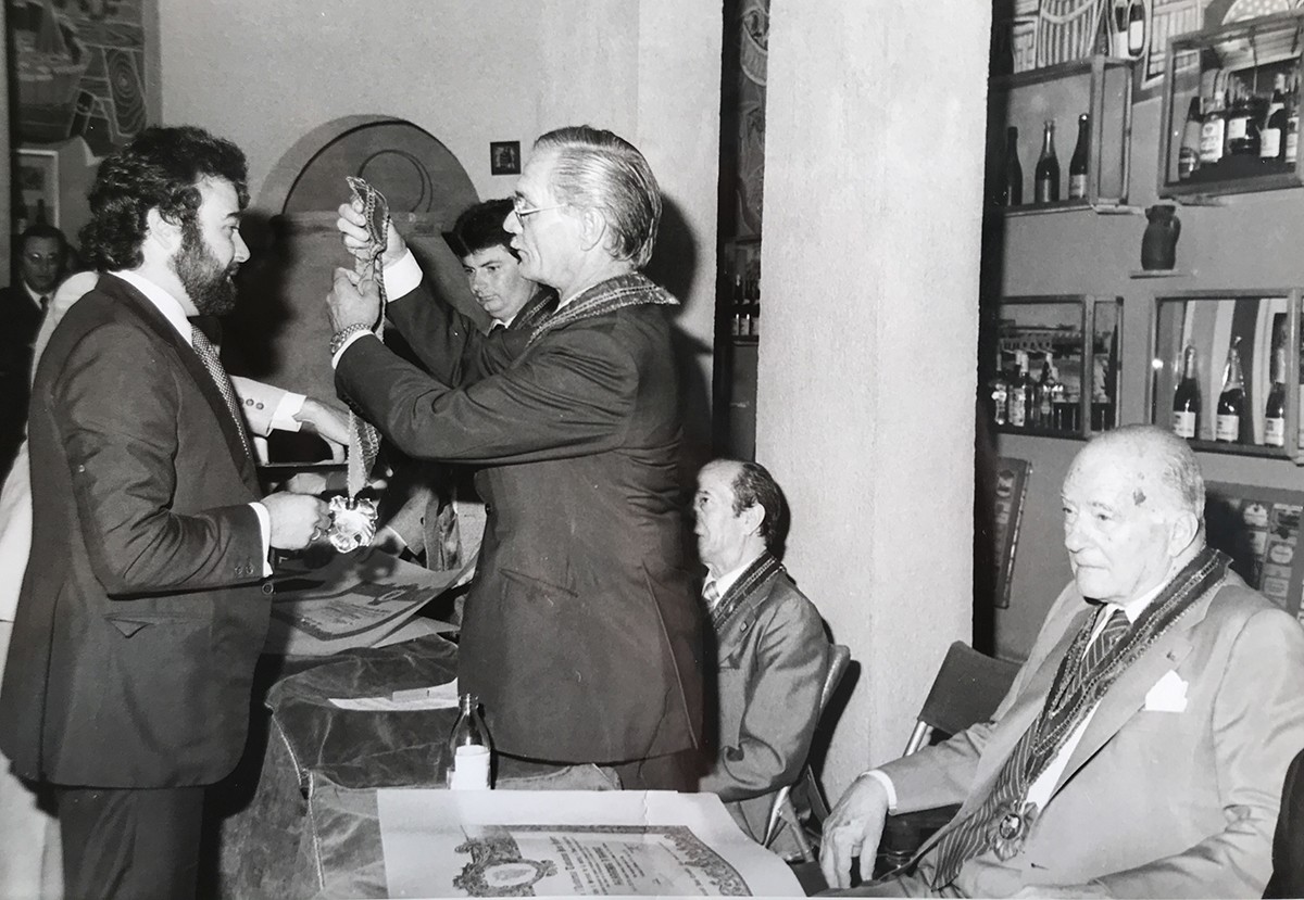 Toni Falgueras recull un premi en presència del president Tarradellas.