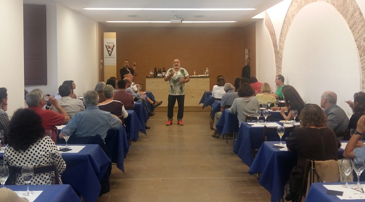Jordi Alcover dirigint un tast de vins catalans