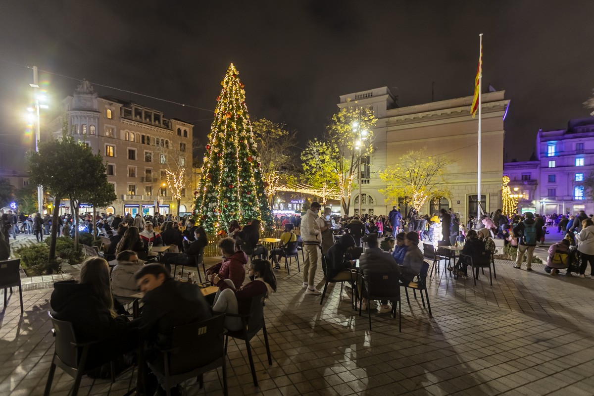 Gent a les terrasses dels bars a Sabadell. 