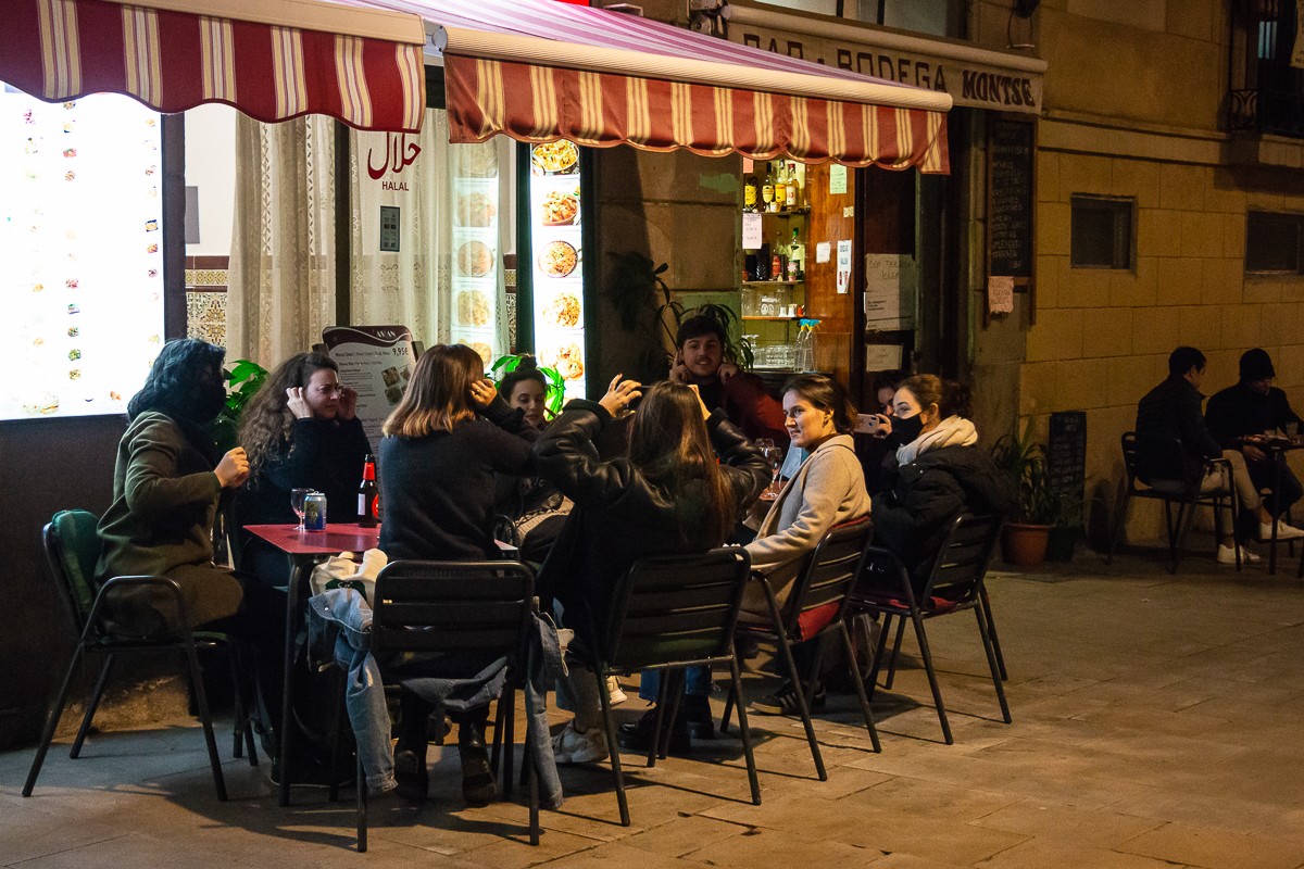 Ambient en una terrassa del barri del Raval de Barcelona