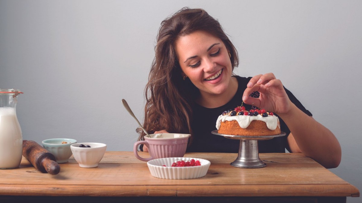 La cuinera de L'Ametlla de Mar ens apropa el seu receptari de dolços amb el llibre 'Meleta de Romer'