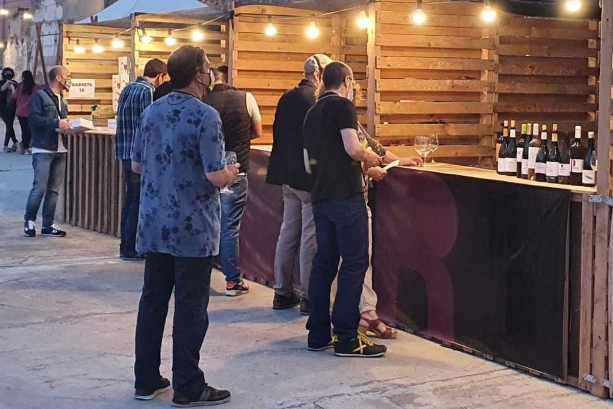 Persones a les parades dels cellers en el recinte de l'Anònima