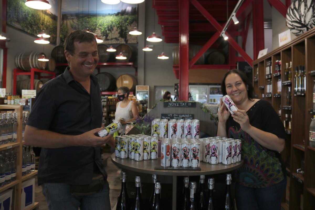 Vi en llauna de la Cooperativa Garriguella, a l'Alt Empordà