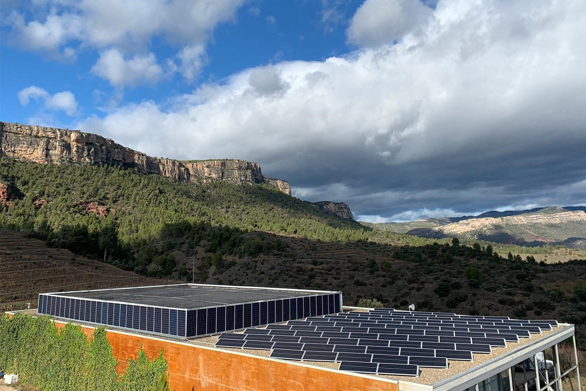 Plaques fotovoltaiques al celler del Priorat de Família Torres