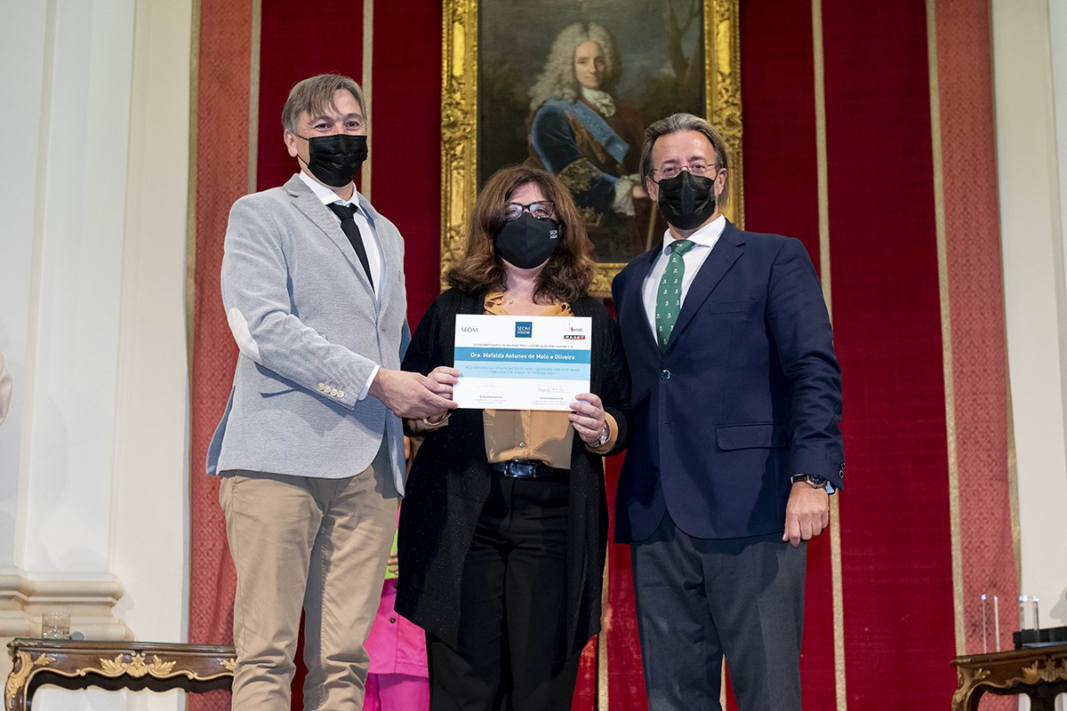  Marc Massana, responsable del celler, amb la Dra. Oliveira, de l'hospital Vall d'Hebron, i el director de SEOM, el Dr. Rodríguez-Lescure.
