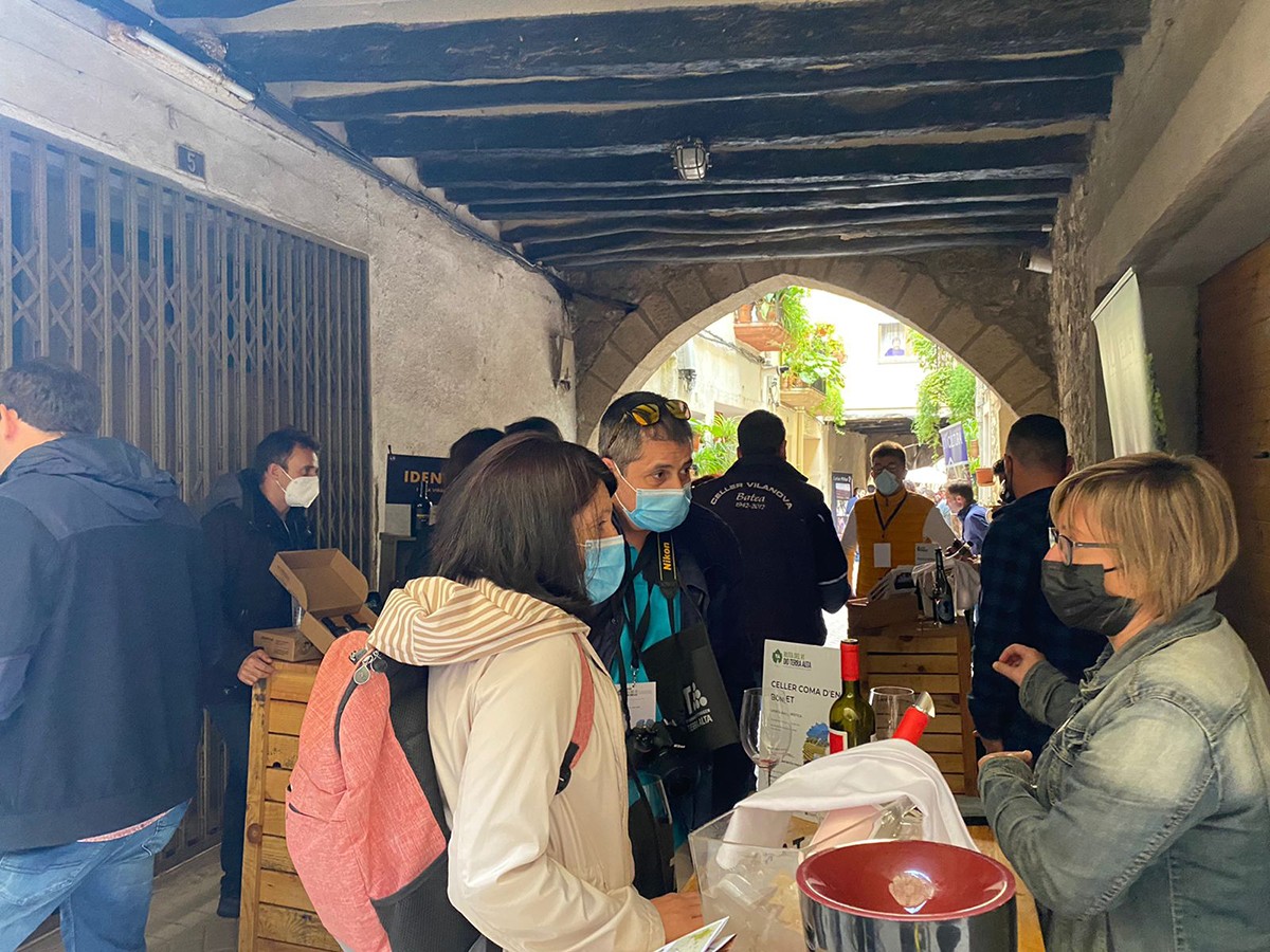 El nucli antic de Batea ha sigut l'escenari de la presentació de la Ruta del Vi.