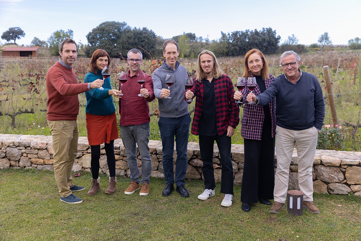 Junta de l'Associació de Viticultura Regenerativa a la finca Mas La Plana de Família Torres, a Pacs del Penedès. D'esq. a dreta Eduard Muixach, Montse Catasús, Francesc Font, Miquel Torres, Christian Barbier, Mireia Torres i Joan Huguet.