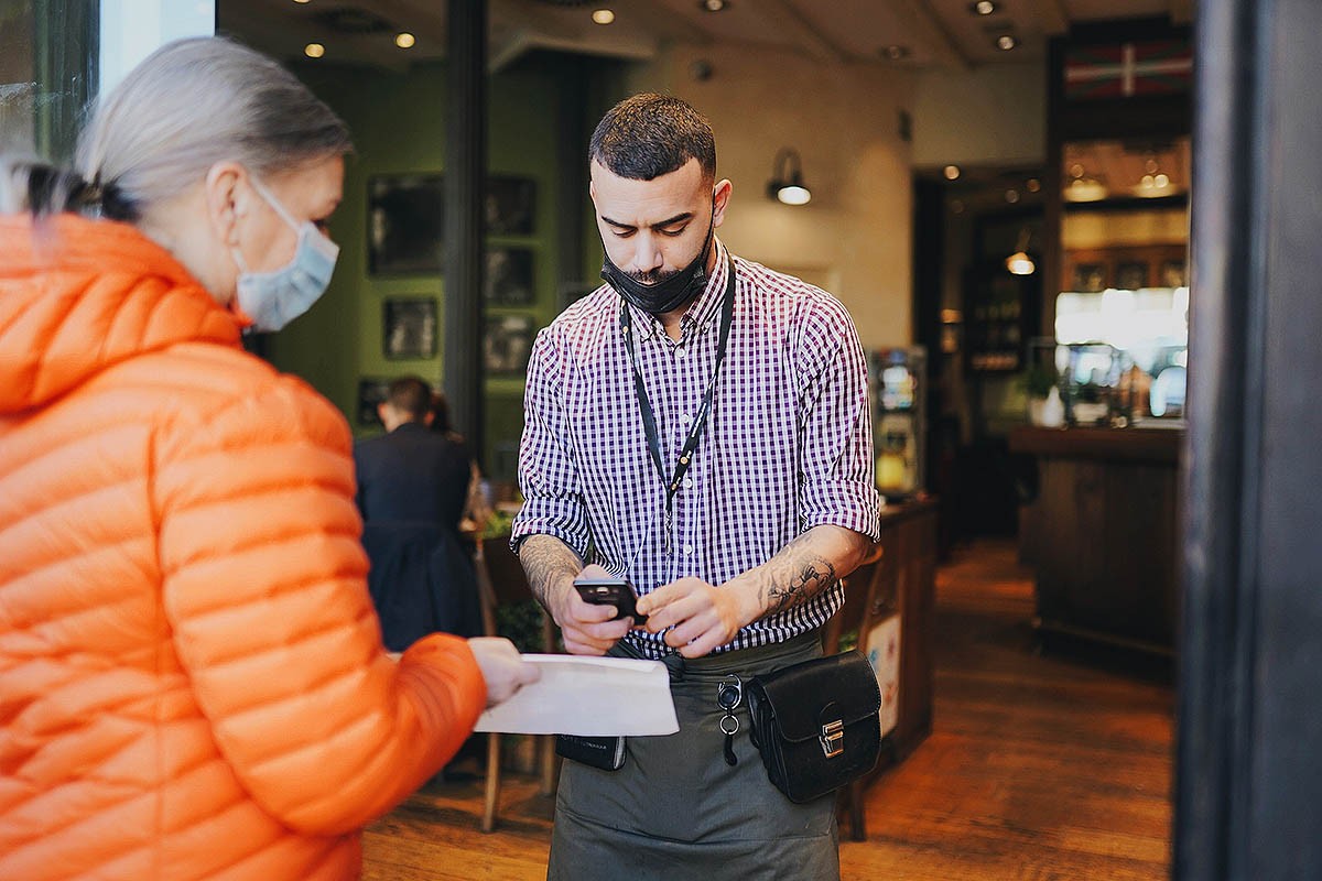 Validació del certificat Covid a l'entrada d'una cafeteria de Barcelona.