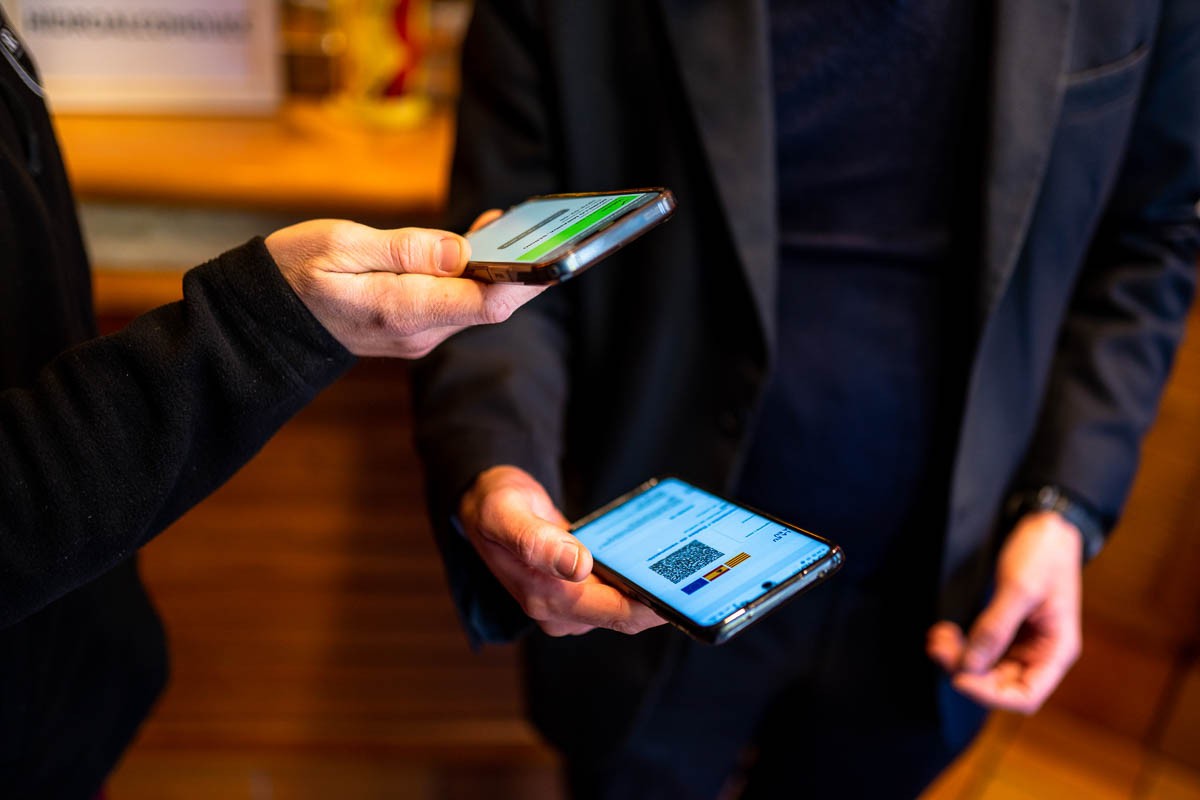 Validació del certificat Covid a l'entrada d'un bar aquest divendres